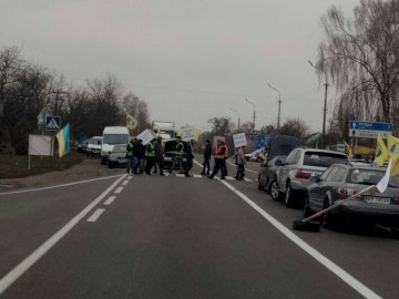 У Княгининку через акцію «євробляхарів» водії об'їжджають дорогу полями