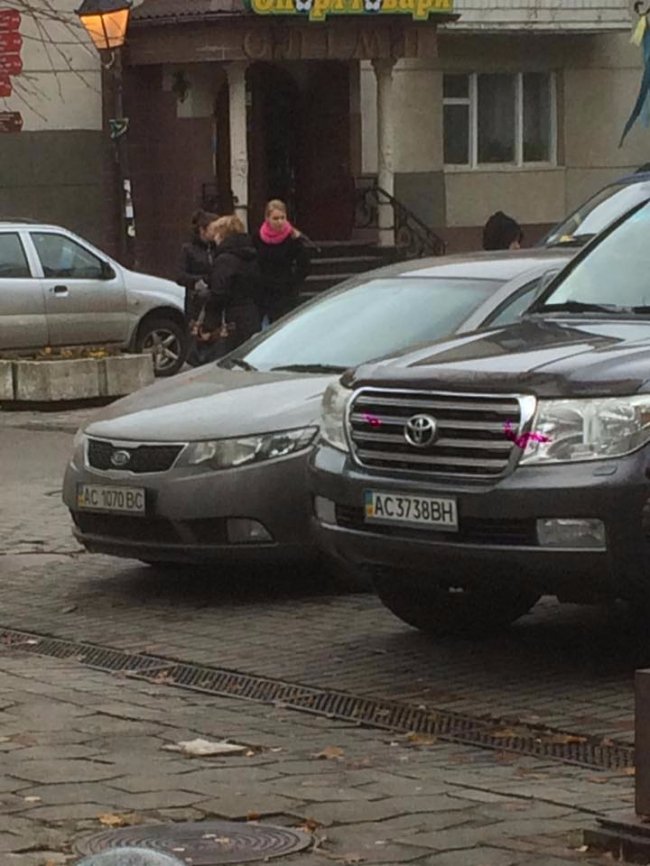 У Луцьку позашляховик припаркувався поперек пішохідної вулиці