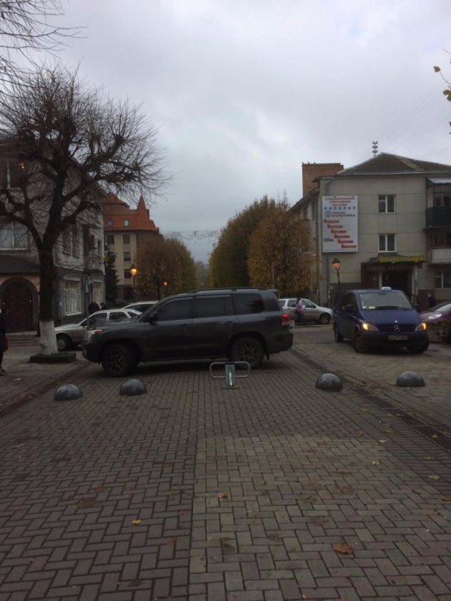 У Луцьку позашляховик припаркувався поперек пішохідної вулиці