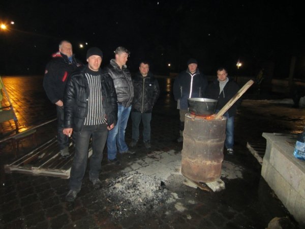 У селищі на Волині облаштували цілодобовий Майдан. ФОТО