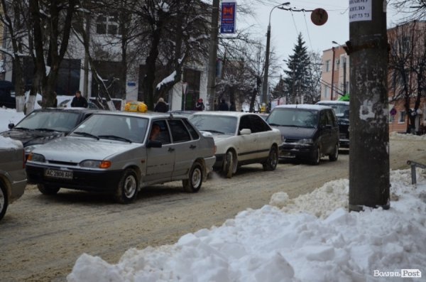 Центральну вулицю Луцька «паралізувало». ФОТО. ВІДЕО