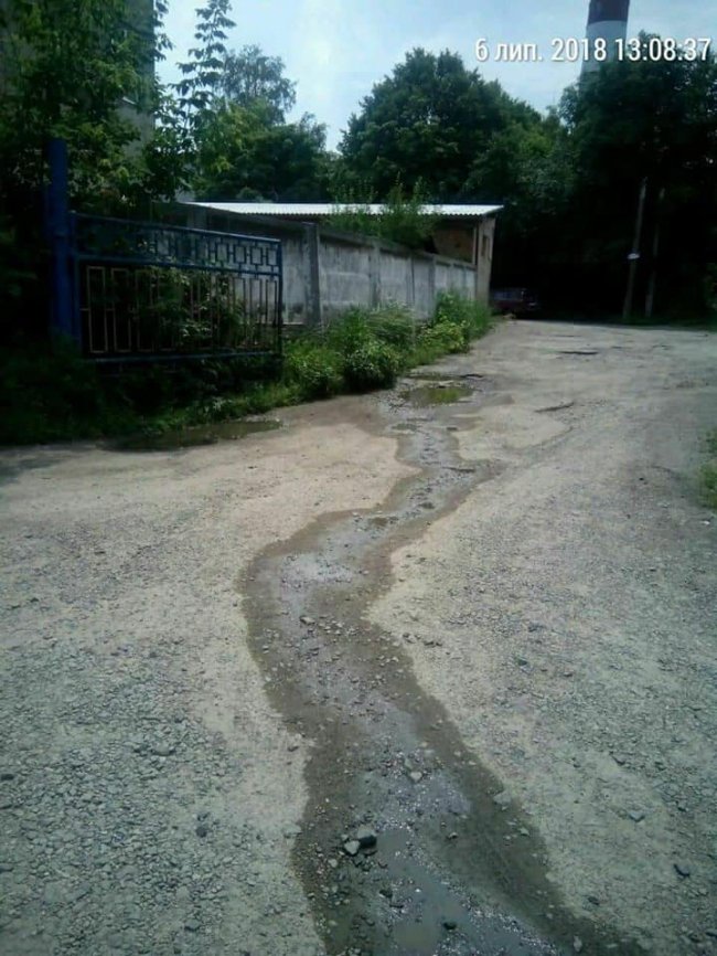 У Луцьку фекаліями залило вулицю. ФОТО