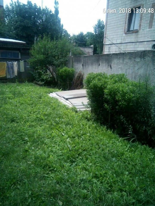 У Луцьку фекаліями залило вулицю. ФОТО