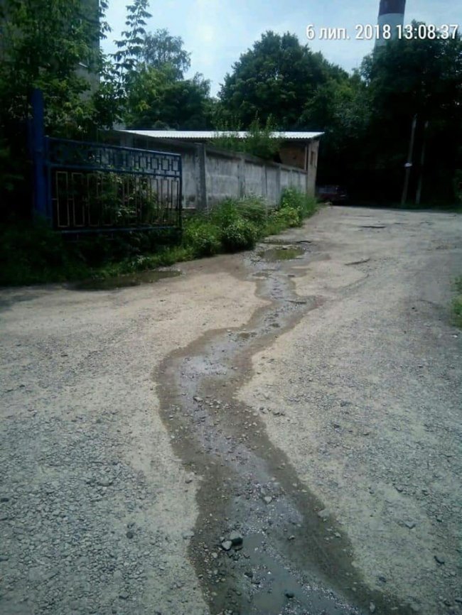 У Луцьку фекаліями залило вулицю. ФОТО