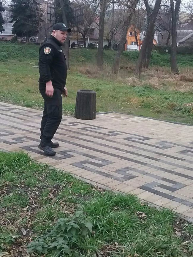 Муніципали показали, як виловлювали смітники з канави. ФОТО