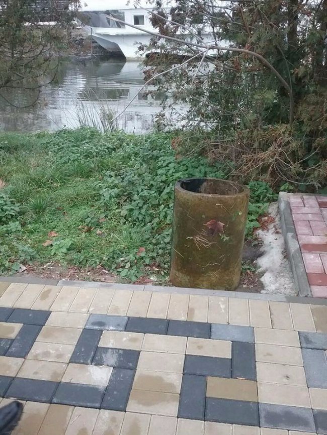 Муніципали показали, як виловлювали смітники з канави. ФОТО