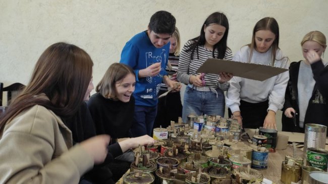 Волиняни виготовляють окопні свічки з патріотичними надписами