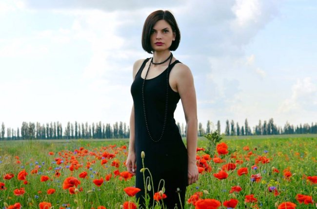 Луцька журналістка влаштувала фотосесію в маках
