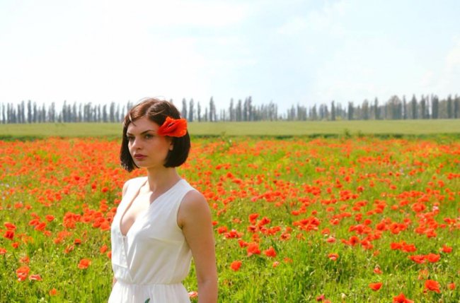 Луцька журналістка влаштувала фотосесію в маках