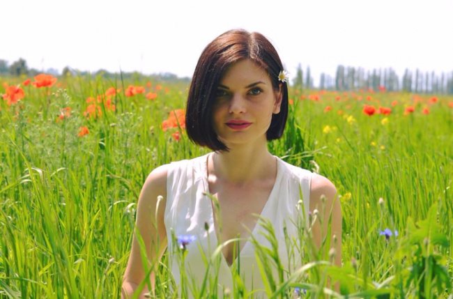 Луцька журналістка влаштувала фотосесію в маках