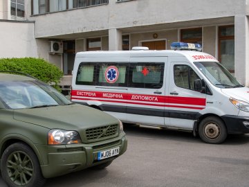 З Волині на передову вирушили позашляховик та карета «швидкої» з допомогою