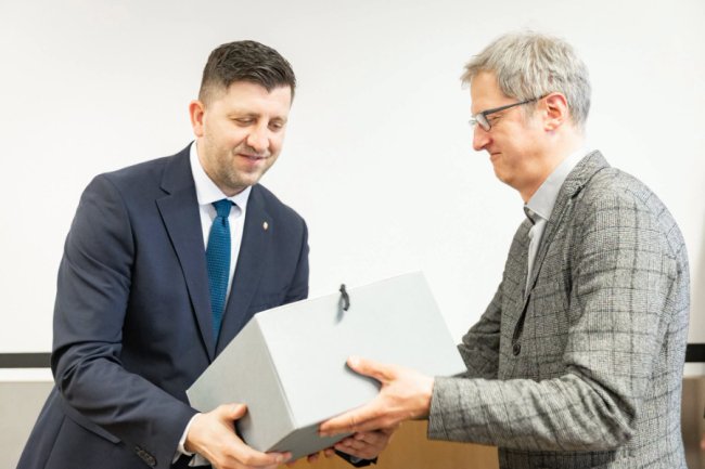 Латвія передала Україні історичні документи, в яких є інформація про Волинь