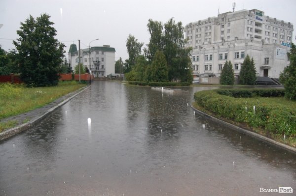 У Луцьку не вщухає стихія. ФОТО. ВІДЕО