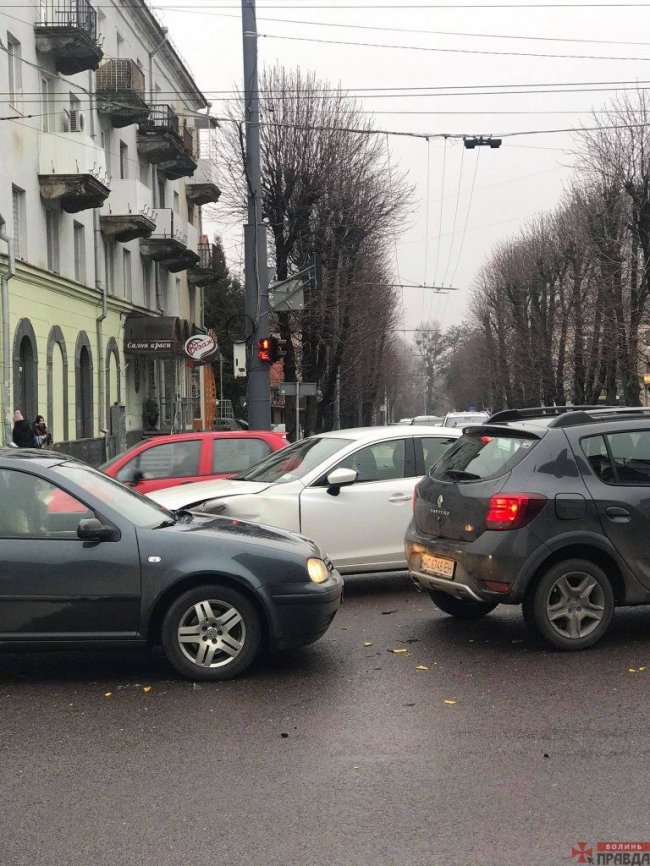 У центрі Луцька зіткнулися Mazda і ВАЗ. ФОТО