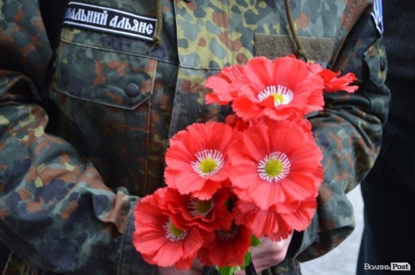 У Луцьку під прокуратуру принесли лампадки, серп і молот. ФОТО