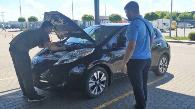 Лучанин замінив номерний знак із літерою Z для авто на новий. ВІДЕО