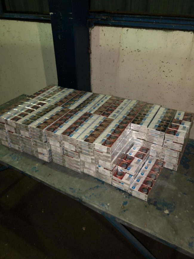 У пункті «Доманове» чоловік позбувся автівки через контрабандні цигарки. ФОТО