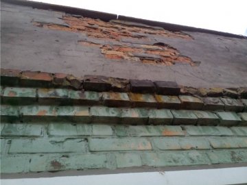 Падають на голови: у Луцьку демонтують аварійні пілони