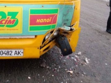 Аварія в Луцьку: зіткнулись маршрутка та Mercedes