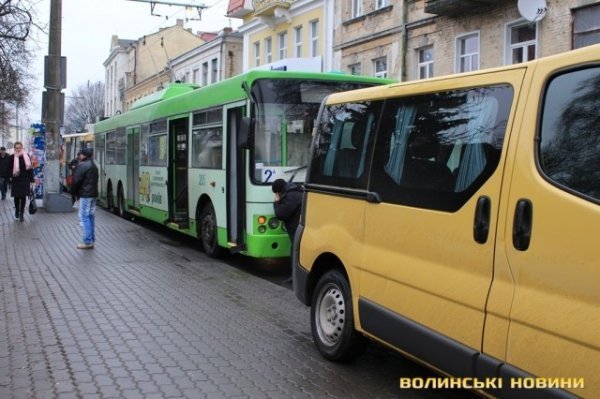 У центрі Луцька - великий затор. ФОТО