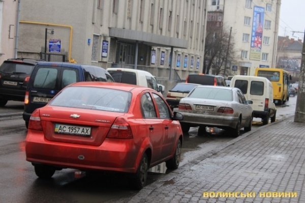 У центрі Луцька - великий затор. ФОТО