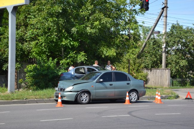 Аварія в Луцьку: одну з автівок відкинуло на тротуар 
