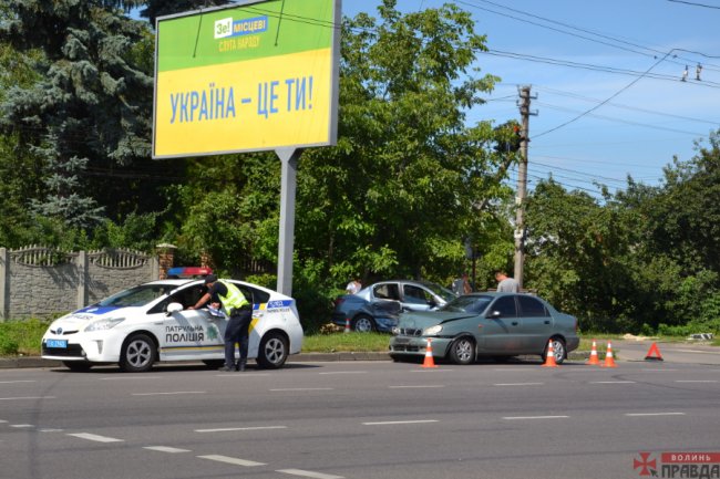 Аварія в Луцьку: одну з автівок відкинуло на тротуар 