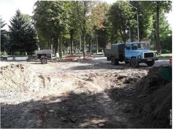 Як ремонтують площу в місті на Волині. ФОТО