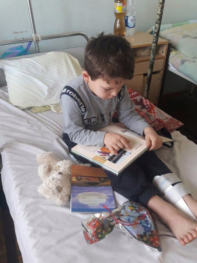 Луцькі патрульні читали маленьким пацієнтам лікарні. ФОТО