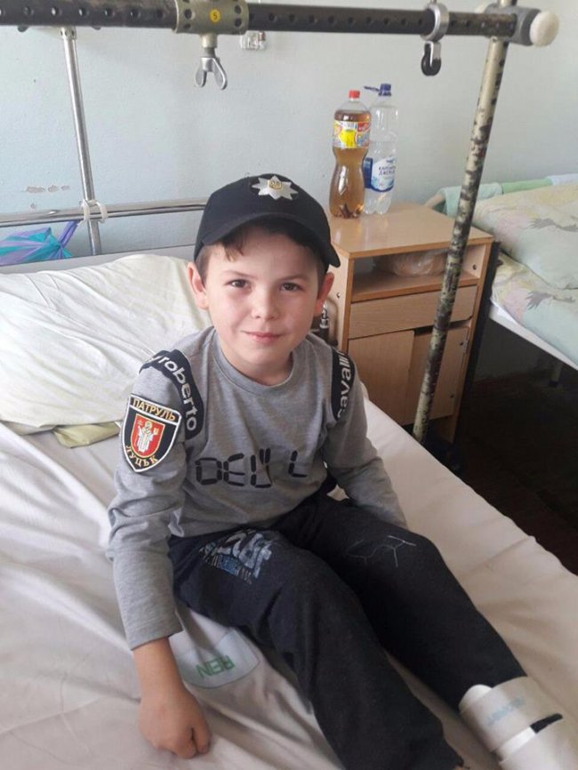 Луцькі патрульні читали маленьким пацієнтам лікарні. ФОТО