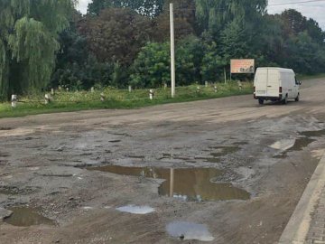 Волиняни скаржаться на жахливий стан дороги: чому досі не розпочинають ремонт