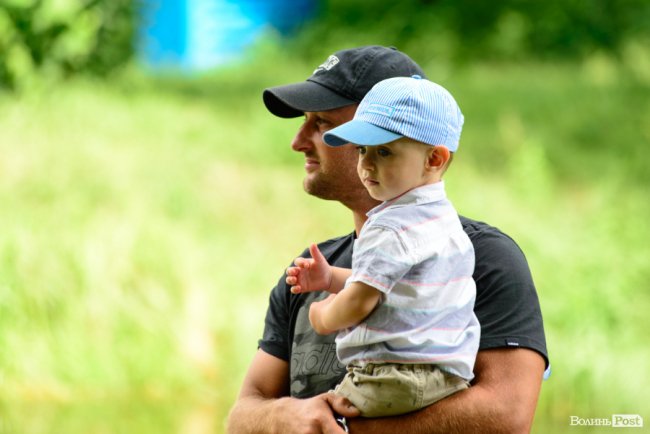 У луцькому парку в День батька влаштували унікальні перегони на човнах. ФОТО