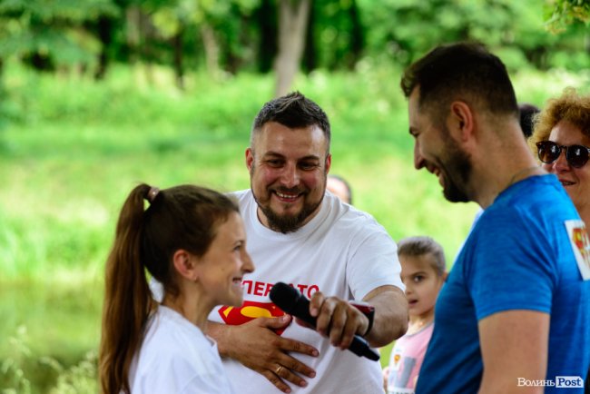 У луцькому парку в День батька влаштували унікальні перегони на човнах. ФОТО