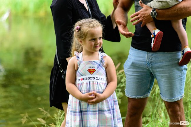 У луцькому парку в День батька влаштували унікальні перегони на човнах. ФОТО