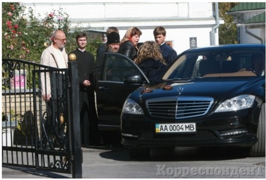 Московський священик у Києві силою відібрав мобільник у журналістки. ФОТО