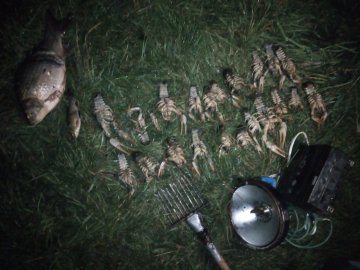 На Волині вночі ловили раків: браконьєра притягнуть до відповідальності