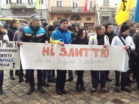 Львівські студенти взяли коней на пікетування мерії. ФОТО