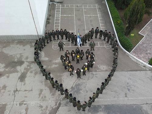 Військові моряки організували флешмоб для українок