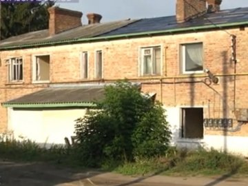 У Луцьку з будинку-руїни, що належить «Волиньобленерго», виселяють три родини. ВІДЕО