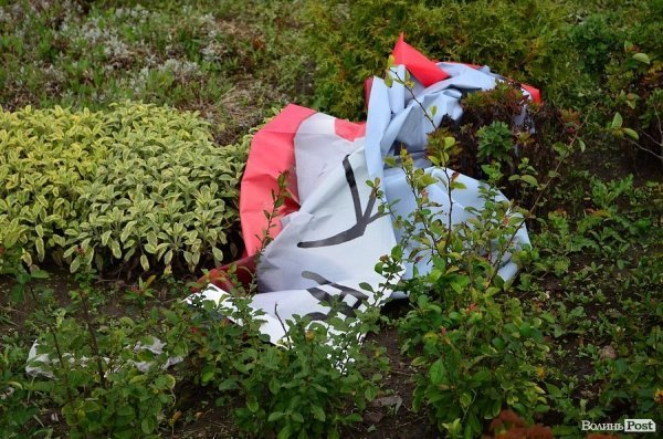 У Луцьку на Набережній – понівечені білборди. ФОТО