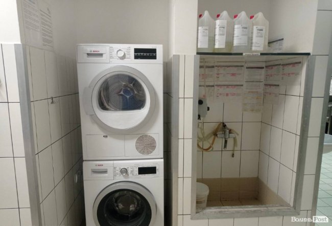 Пральні машини для прання мопів та місце зберігання «хімії» для дезінфекції 