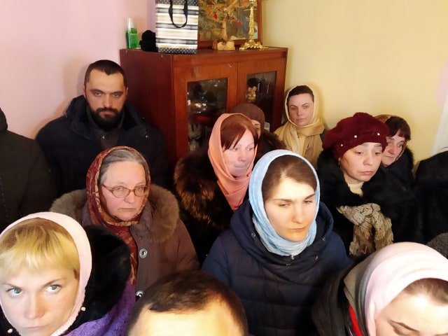 Прихильники УПЦ (МП) молилися в Жидичині у хаті священика, який стріляв у натовп. ФОТО