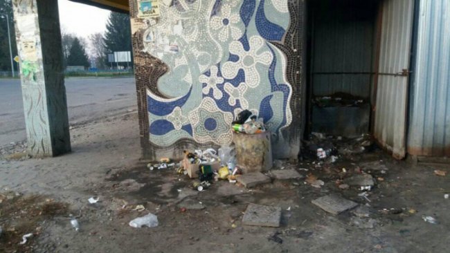 В Устилузі скаржаться на загиджену зупинку в центрі міста та відсутність вбиралень. ФОТО