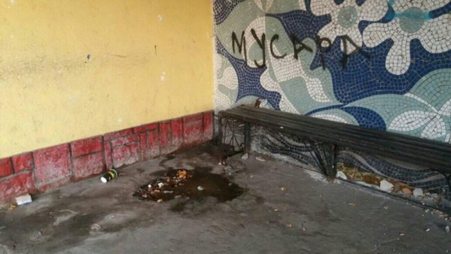 В Устилузі скаржаться на загиджену зупинку в центрі міста та відсутність вбиралень. ФОТО