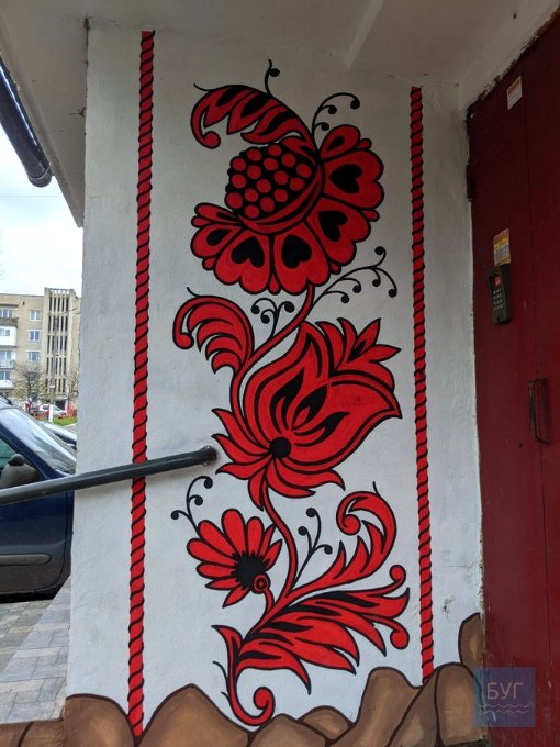 На Волині під'їзди до багатоповерхівки ОСББ прикрасили квітковими розписами. ФОТО