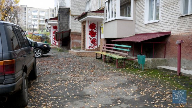 На Волині під'їзди до багатоповерхівки ОСББ прикрасили квітковими розписами. ФОТО