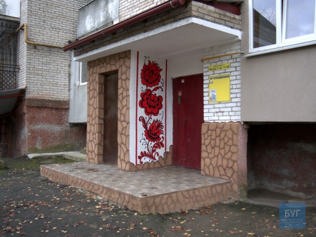 На Волині під'їзди до багатоповерхівки ОСББ прикрасили квітковими розписами. ФОТО