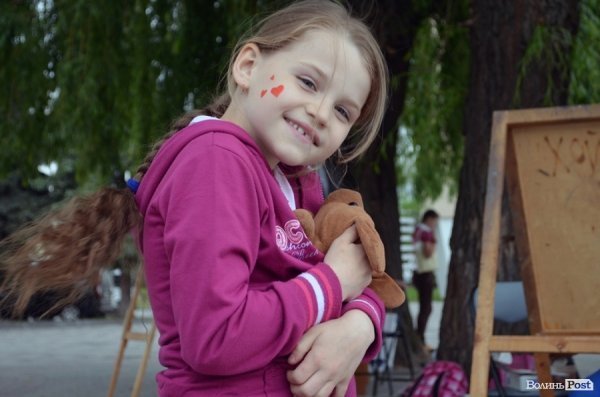 У Луцьку діти малювали мам на асфальті. ФОТО