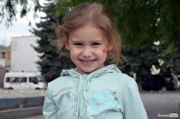 У Луцьку діти малювали мам на асфальті. ФОТО