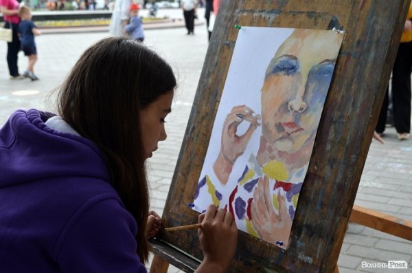 У Луцьку діти малювали мам на асфальті. ФОТО